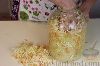 Фото приготовления рецепта: Хрустящая квашеная капуста в собственном соку - шаг №7