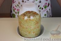 Фото приготовления рецепта: Хрустящая квашеная капуста в собственном соку - шаг №9