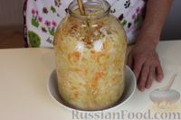 Фото приготовления рецепта: Хрустящая квашеная капуста в собственном соку - шаг №10