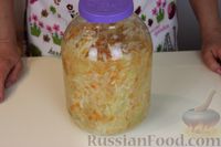 Фото приготовления рецепта: Хрустящая квашеная капуста в собственном соку - шаг №11