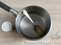 Фото приготовления рецепта: Картофельный суп с черемшой, консервированным горошком и яйцами - шаг №4