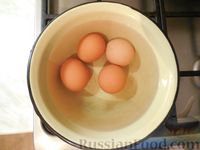 Фото приготовления рецепта: Салат из яиц, сельдерея и сосисок - шаг №2