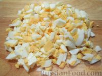 Фото приготовления рецепта: Салат из яиц, сельдерея и сосисок - шаг №9