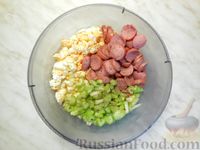 Фото приготовления рецепта: Салат из яиц, сельдерея и сосисок - шаг №12