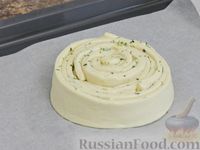 Фото приготовления рецепта: Хлеб "Спиральный" с чесноком и зеленью - шаг №11