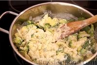 Фото приготовления рецепта: Слоёный салат с крабовыми палочками, сыром, грейпфрутом и яйцами - шаг №11