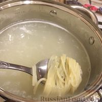 Фото приготовления рецепта: Суп с квашеной капустой, фасолью и охотничьими колбасками - шаг №2