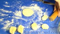 Фото приготовления рецепта: Жареные пирожки с картошкой и грибами - шаг №8