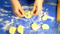 Фото приготовления рецепта: Жареные пирожки с картошкой и грибами - шаг №9