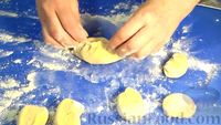 Фото приготовления рецепта: Жареные пирожки с картошкой и грибами - шаг №10