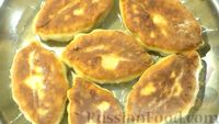 Фото приготовления рецепта: Жареные пирожки с картошкой и грибами - шаг №13