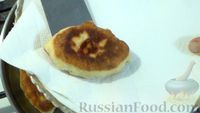 Фото приготовления рецепта: Жареные пирожки с картошкой и грибами - шаг №14