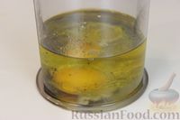Фото приготовления рецепта: Домашний майонез с оливковым маслом и соком лимона - шаг №2