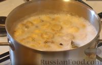 Фото приготовления рецепта: Запечённый картофель под шубкой из свиного балыка, сладкого перца и сыра - шаг №18