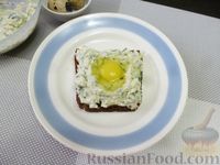 Фото приготовления рецепта: Горячие бутерброды с творожным сыром, шпинатом и яйцом - шаг №7