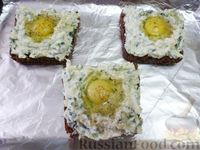 Фото приготовления рецепта: Горячие бутерброды с творожным сыром, шпинатом и яйцом - шаг №8