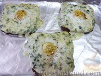 Фото приготовления рецепта: Горячие бутерброды с творожным сыром, шпинатом и яйцом - шаг №9
