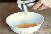 Фото приготовления рецепта: Фаршированная утка с хрустящей корочкой, в духовке - шаг №3