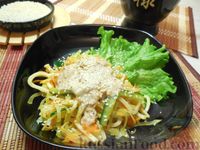Фото к рецепту: Тёплый салат с кальмарами и овощами