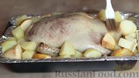 Фото приготовления рецепта: Фаршированная утка с хрустящей корочкой, в духовке - шаг №13