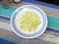 Фото приготовления рецепта: Салат из фасоли, помидоров и сельдерея - шаг №2