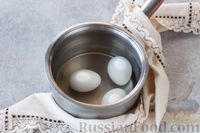 Фото приготовления рецепта: Закуска из яиц, яблок и лука, с сельдью - шаг №2