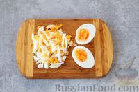Фото приготовления рецепта: Закуска из яиц, яблок и лука, с сельдью - шаг №4