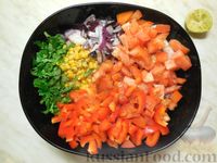 Фото приготовления рецепта: Овощной салат с фасолью и кукурузой - шаг №7