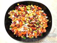 Фото приготовления рецепта: Овощной салат с фасолью и кукурузой - шаг №8