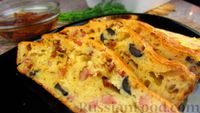 Фото к рецепту: Закусочный пирог с копченой грудинкой, вялеными помидорами и сыром
