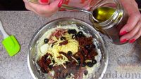 Фото приготовления рецепта: Закусочный пирог с копченой грудинкой, вялеными помидорами и сыром - шаг №7