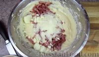 Фото приготовления рецепта: Закусочный пирог с копченой грудинкой, вялеными помидорами и сыром - шаг №4