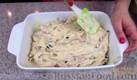 Фото приготовления рецепта: Закусочный пирог с копченой грудинкой, вялеными помидорами и сыром - шаг №10