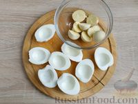 Фото приготовления рецепта: Фаршированные обжаренные яйца - шаг №4