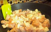 Фото приготовления рецепта: Рыбный рулет, запечённый с морковью, яйцом, сыром и маслинами (в фольге) - шаг №11