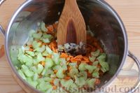 Фото приготовления рецепта: Похлёбка с грибами, овощами, бобовыми и перловкой - шаг №6