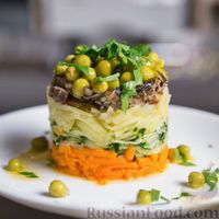 Фото к рецепту: Слоёный салат со шпротами и зелёным горошком (без майонеза)