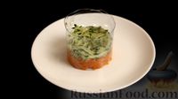 Фото приготовления рецепта: Слоёный салат со шпротами и зелёным горошком (без майонеза) - шаг №3