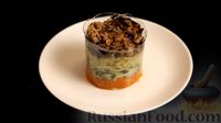 Фото приготовления рецепта: Слоёный салат со шпротами и зелёным горошком (без майонеза) - шаг №6