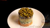 Фото приготовления рецепта: Слоёный салат со шпротами и зелёным горошком (без майонеза) - шаг №7