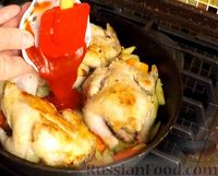 Фото приготовления рецепта: Цыплята корнишоны (или перепёлки) в соусе, с гарниром - шаг №7