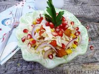 Фото к рецепту: Салат из пекинской капусты с хурмой