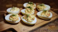Фото к рецепту: Фаршированные яйца с копчёным лососем