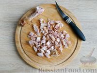 Фото приготовления рецепта: Слоёный салат с копчёной курицей и кукурузой - шаг №2