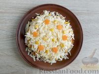 Фото приготовления рецепта: Слоёный салат с копчёной курицей и кукурузой - шаг №9