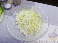 Фото приготовления рецепта: Капустный салат с курицей и фасолью - шаг №3