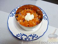 Фото приготовления рецепта: Салат с копчёной курицей, корейской морковью и фасолью - шаг №7
