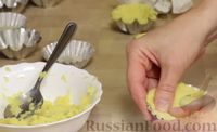 Фото приготовления рецепта: Селёдка под шубой в картофельных тарталетках - шаг №2