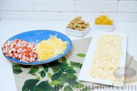 Фото приготовления рецепта: Крабовый салат «Новинка» с сухариками - шаг №4