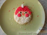 Фото приготовления рецепта: Бисквитное печенье "Дед Мороз" - шаг №7